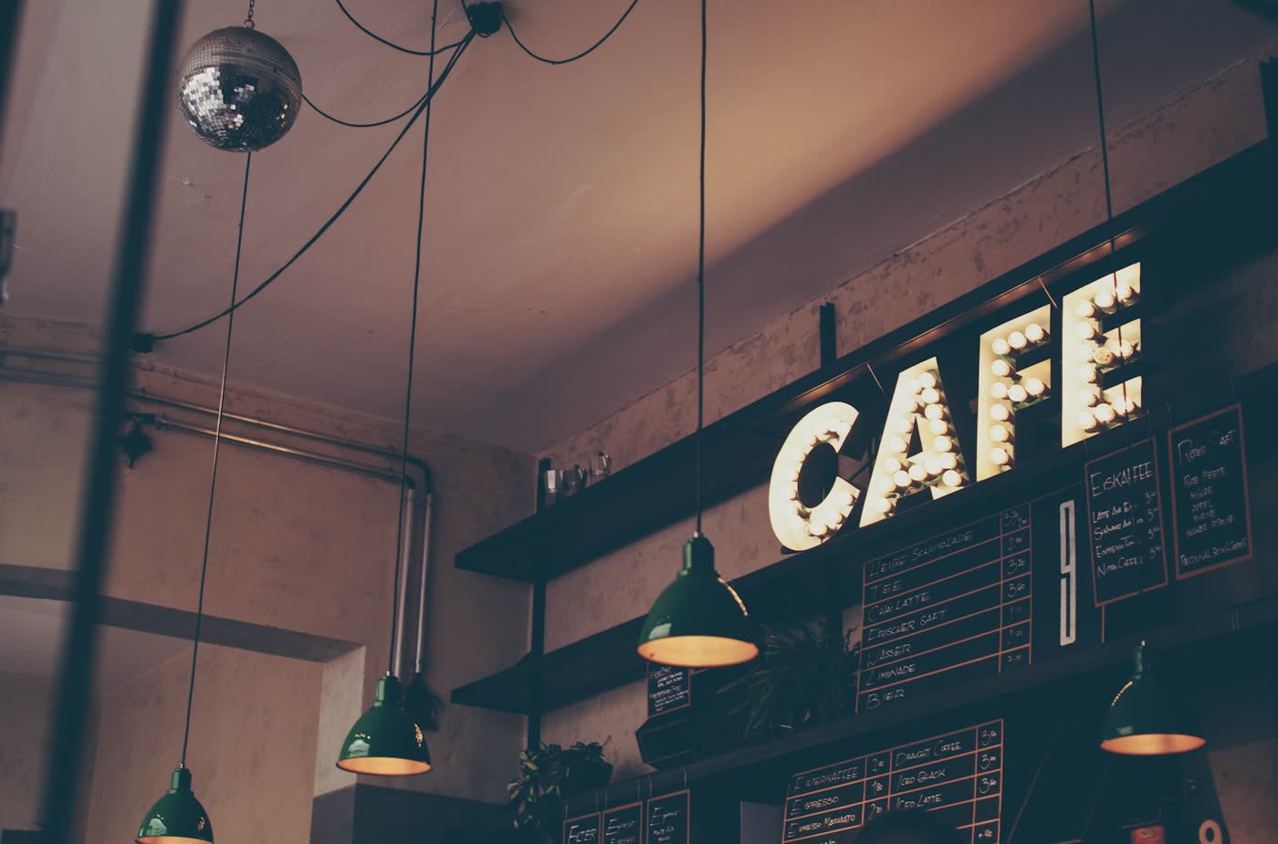 Café-Bar mit Leuchtschrift